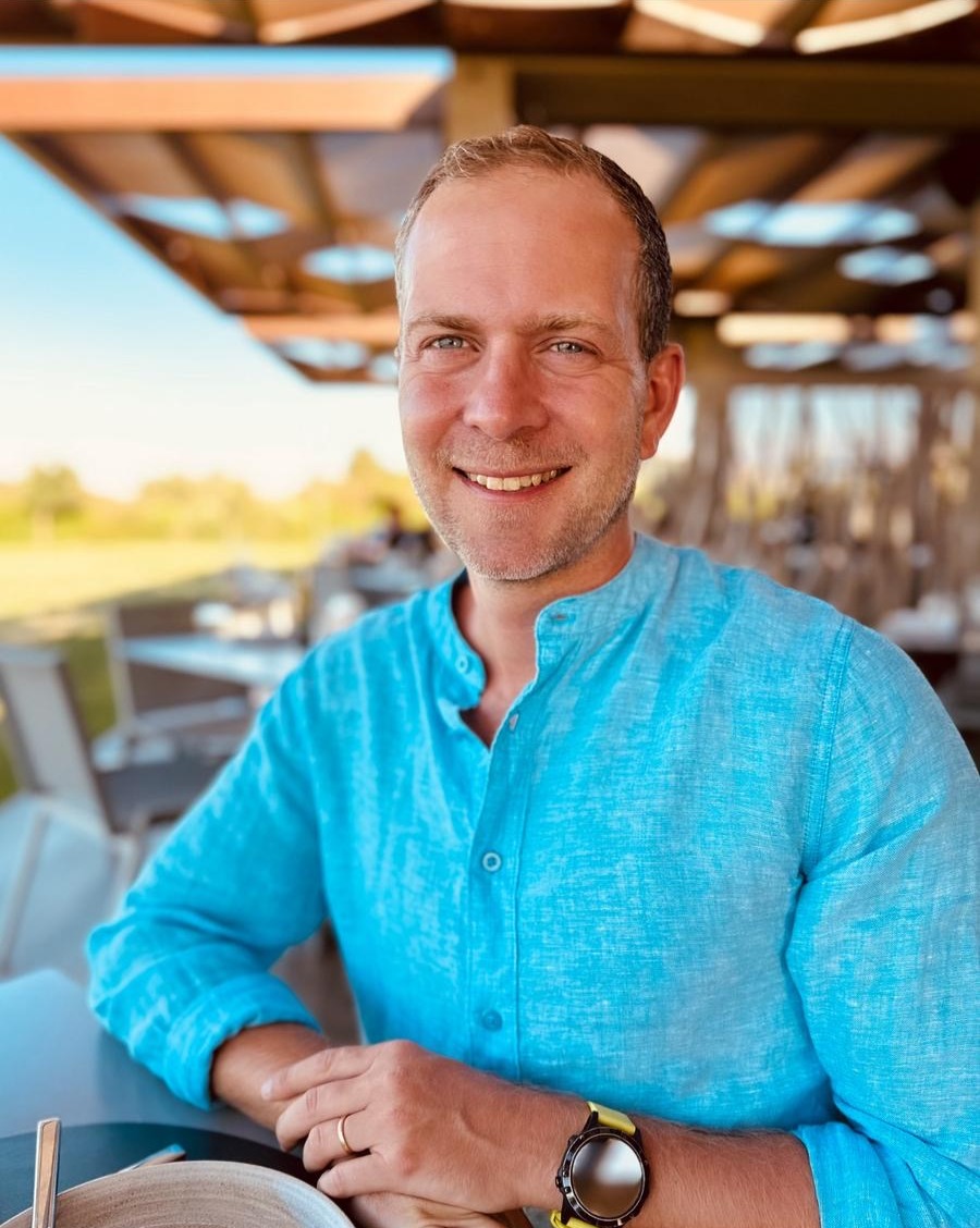 Portrait of Kevin Van Boven on the Athens Riviera, founder of AIONALPHA and Athens Riviera Retreats.